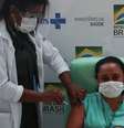 Profissional da saúde recebe dose da vacina da AstraZeneca/Oxford contra Covid-19, no Rio de Janeiro
23/01/2021
REUTERS/Ricardo Moraes  Foto: Reuters