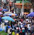 Movimentação de consumidores e vendedores nas calçadas na região do Brás em São Paulo (SP) para as compras de fim de ano  Foto: Ronaldo Silva / Futura Press