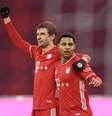 Serge Gnabry, do Bayern de Munique, comemora seu quarto gol com Thomas Muller  Foto: Andreas Gebert  / Reuters