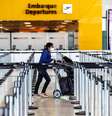 Passageira na área de embarque no Aeroporto de Guarulhos, em São Paulo  Foto: ANSA / Ansa