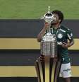 Luiz Adriano beija o troféu da Libertadores  Foto: Silvia Izquierdo / Reuters