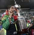 Abel Ferreira posa com o troféu de campeão da Libertadores  Foto: Ricardo Moraes / Reuters