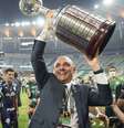 Mauricio Galiotte, presidente do Palmeiras, levanta a taça de campeão da Libertadores  Foto: Leco Viana/TheNews2 / Estadão