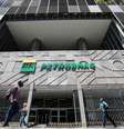 Pessoas em frente à sede da Petrobras, no Rio de Janeiro
REUTERS/Sergio Moraes  Foto: Reuters