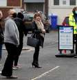Pessoas fazem fila para teste de detecção da Covid-19 em Walsall, no Reino Unido
02/02/2021 REUTERS/Carl Recine  Foto: Reuters