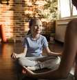 A meditação é uma prática que faz bem a todos, inclusive às crianças  Foto: Jovan Geber / iStock