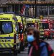 Fila de ambulâncias em um hospital de Lisboa ilustra as dificuldades vividas em Portugal  Foto: AFP / BBC News Brasil