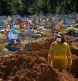 Covas sendo abertas em cemitério de Manaus, em 31 de dezembro de 2020; Brasil registrou quase 195 mil mortes por covid-19 no ano passado  Foto: Reuters / BBC News Brasil