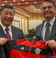 Bolsonaro presenteia casaco do Flamengo ao presidente da China, Xi Jinping, em outubro de 2019  Foto: DW / Deutsche Welle