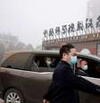 Visita da equipe internacional da OMS é estritamente controlada pelas autoridades chinesas  Foto: Reuters / BBC News Brasil