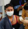 Profissional de saúde recebe dose da Covaxin em Nova Délhi, na Índia
16/01/2021
REUTERS/Adnan Abidi  Foto: Reuters