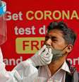 Profissional de saúde coleta amostra de paciente para exame de detecção de Covid-19 em Ahmedabad, na Índia
04/02/2021 REUTERS/Amit Dave  Foto: Reuters