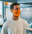 Nem a máscara escondeu o sorriso de Ricciardo no primeiro dia em Woking   Foto: McLaren / Grande Prêmio