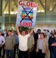 Bolsonaro levanta placa escrito 'Globo Lixo'  Foto: Alan Santos/PR / Divulgação
