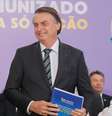 Bolsonaro (ao centro) recebe do ministro da Saúde, Eduardo Pazuello (à esquerda), e do personagem Zé Gotinha (à direita) o Plano Nacional de Operacionalização da Vacinação contra a covid-19 em evento no dia 16 de dezembro de 2020  Foto: Isac Nóbrega/PR / BBC News Brasil