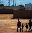 Pela lei, os menores não devem ficar mais de 20 dias sob custódia das autoridades migratórias americanas  Foto: Getty Images / BBC News Brasil