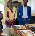 A ministra da Saúde, Dorothy Gwajima, deu uma entrevista coletiva para demonstrar como fazer uma mistura de vegetais que, segundo ela disse, sem fornecer evidências, protegeria contra o coronavírus  Foto: BBC News Brasil