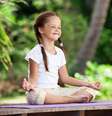 A meditação tem benefícios nas crianças que vão desde calma na hora até felicidade a vida toda   Foto: Jyliana / iStock