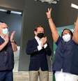 Acompanhado do padre Julio Lancellotti, o governador João Doria acompanha vacinação da segunda dose da Coronavac à enfemeira Monica Calazans nesta sexta, 12  Foto: Divulgação / Governo de SP / Estadão