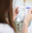 Falsas alegações sobre vacinas e seu impacto na placenta e na fertilidade viraram discussão em redes sociais do Reino Unido  Foto: Getty Images / BBC News Brasil