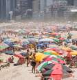 Movimentação na praia de Ipanema, na cidade do Rio de Janeiro no domingo de Carnaval  Foto: Bruno Martins / Futura Press