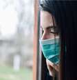 Woman looks through a window  Foto: Getty Images / BBC News Brasil