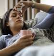 mulher doente deitada no sofá  Foto: Getty Images / BBC News Brasil