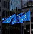 Bandeiras da União Europeia em frente à sede da Comissão Europeia em Bruxelas, Bélgica. 21/08/2020. REUTERS/Yves Herman. 
  Foto: Reuters