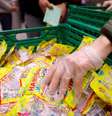 Transmissão de coronavírus por embalagens e superfícies é 'muito improvável', diz FDA  Foto: Sarah Meyssonnier  / Reuters