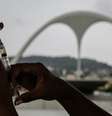 Primeira etapa de vacinação alcançou menos 6 milhões de brasileiros por causa da escassez de imunizantes e do desperdício de doses  Foto: EPA/ANTONIO LACERDA / BBC News Brasil
