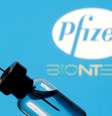 Frasco e seringa em frente aos logos da Pfizer e da BioNTech em foto de ilustração
11/01/2021 REUTERS/Dado Ruvic  Foto: Reuters