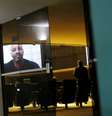 Deputado federal Daniel Silveira aparece falando no telão do plenário Câmara durante sessão em que colegas decidiram mantê-lo preso; sua situação será avaliada também pelo Conselho de Ética  Foto: REUTERS/Adriano Machado / BBC News Brasil