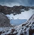 O lago Roopkund está localizado em uma encosta na cordilheira do Himalaia  Foto: Atish Waghwase / BBC News Brasil