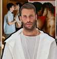 A campanha ‘lacradora’ do estilista Jacquemus (ao centro) promove o amor contra o preconceito  Foto: Reproduções