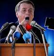Criticar, xingar e bater boca com jornalistas faz parte da rotina do presidente Bolsonaro  Foto: Fotomontagem: Blog Sala de TV