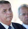 O ministro da Economia, Paulo Guedes, observa o presidente da República, Jair Bolsonaro. 27/04/2020. REUTERS/Ueslei Marcelino. 

  Foto: Reuters