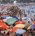 Pesquisadores britânicos apontam que contato em larga escala entre vacinados e variante de Manaus pode gerar mutações capazes de driblar totalmente a eficácia das vacinas  Foto: REUTERS/Ricardo Moraes / BBC News Brasil
