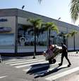 Empregado transporta encomendas vendidas pelo comércio eletrônico para serem entregues pelo Magazine Luiza. 21/4/2018. REUTERS/Paulo Whitaker      Foto: Reuters