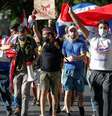 Manifestantes incluem profissionais de saúde e familiares de vítimas de covid  Foto: Reuters / BBC News Brasil