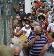 Fila de pessoas à espera de vacina da Covid-19 em Duque de Caxias
05/03/2021
REUTERS/Pilar Olivares  Foto: Reuters