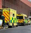 Profissionais de saúde transportam paciente com Covid-19 em hospital em Londres
26/01/2021 REUTERS/Hannah McKay  Foto: Reuters