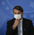Presidente da República, Jair Bolsonaro (sem partido), usa uma máscara de proteção facial contra a covid-19 durante cerimônia para sancionar projetos de lei que ampliam a capacidade de aquisição de vacinas pelo governo federal  Foto: Dida Sampaio / Estadão Conteúdo