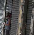 Homem olha o celular ao lado de lojas fechadas no Rio de Janeiro
04/03/2021 REUTERS/Pilar Olivares  Foto: Reuters