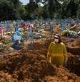 Funcionário de cemitério em Manaus
31/12/2020
REUTERS/Bruno Kelly  Foto: Reuters