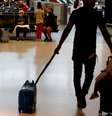 Passageiros esperam por voos no aeroporto de Lisboa
15/06/2020 REUTERS/Rafael Marchante  Foto: Reuters
