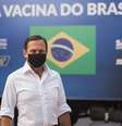 João Doria, governador de São Paulo, posa com a chegada de doses de CoronaVac  Foto: Mister Shadow/Asi / Estadão Conteúdo