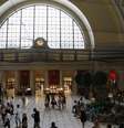 Pessoas caminham pela Union Station em Washington  Foto: Jonathan Ernst  / Reuters