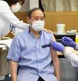 Primeiro-ministro do Japão, Yoshihide Suga, é vacinado contra Covid-19 em Tóquio
16/03/2021 Kyodo/via REUTERS   Foto: Reuters