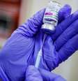 Profissional de saúde prepara vacina da AstraZeneca contra Covid-19 para aplicação em Tirana, na Albânia
16/03/2021 REUTERS/Florion Goga  Foto: Reuters