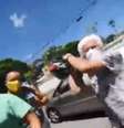 Manifestante usa capacete para agredir repórter fotográfico em Belo Horizonte  Foto: Reprodução/Twitter